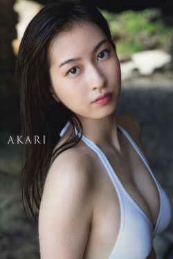 美女裸胸